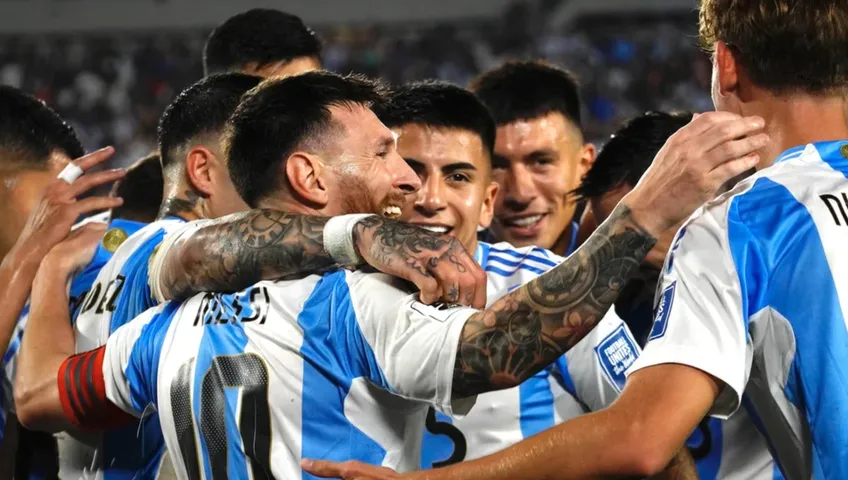 Con un triplete de Messi, Argentina goleó 6-0 a Bolivia y se mantiene como líder