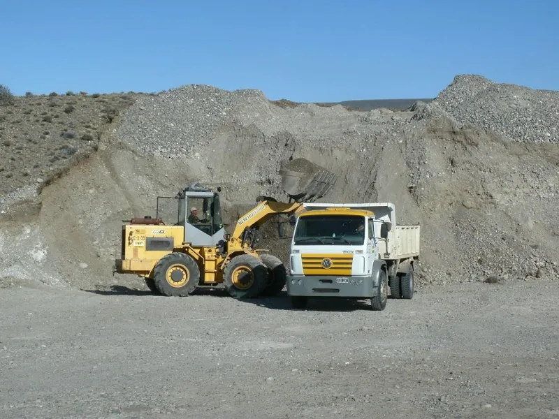 Vialidad provincial realiza obras de mejoramiento en el acceso a El Chalía.