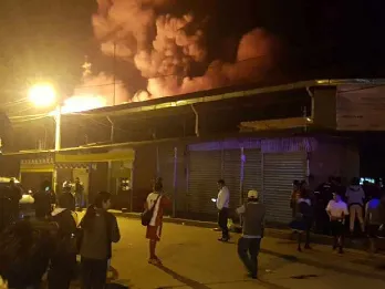 Un incendio arrasó con el Mercado Campesino de Yacuiba