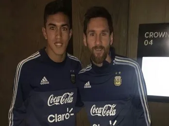 Tomás Cuello se sacó una foto con Messi y lo compartió en las redes sociales