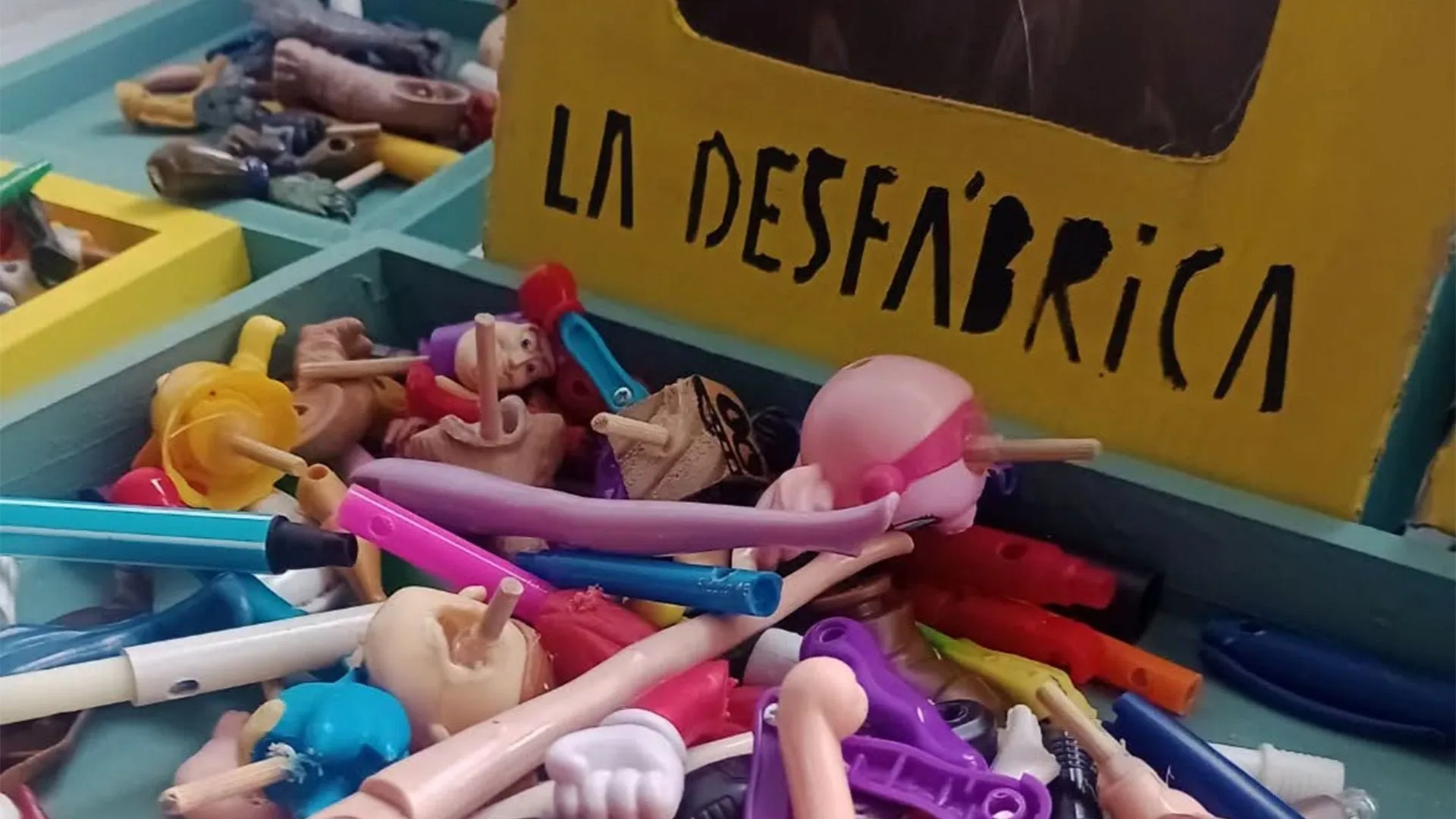 La Desfábrica es un taller que le da nueva vida a los juguetes "malheridos"