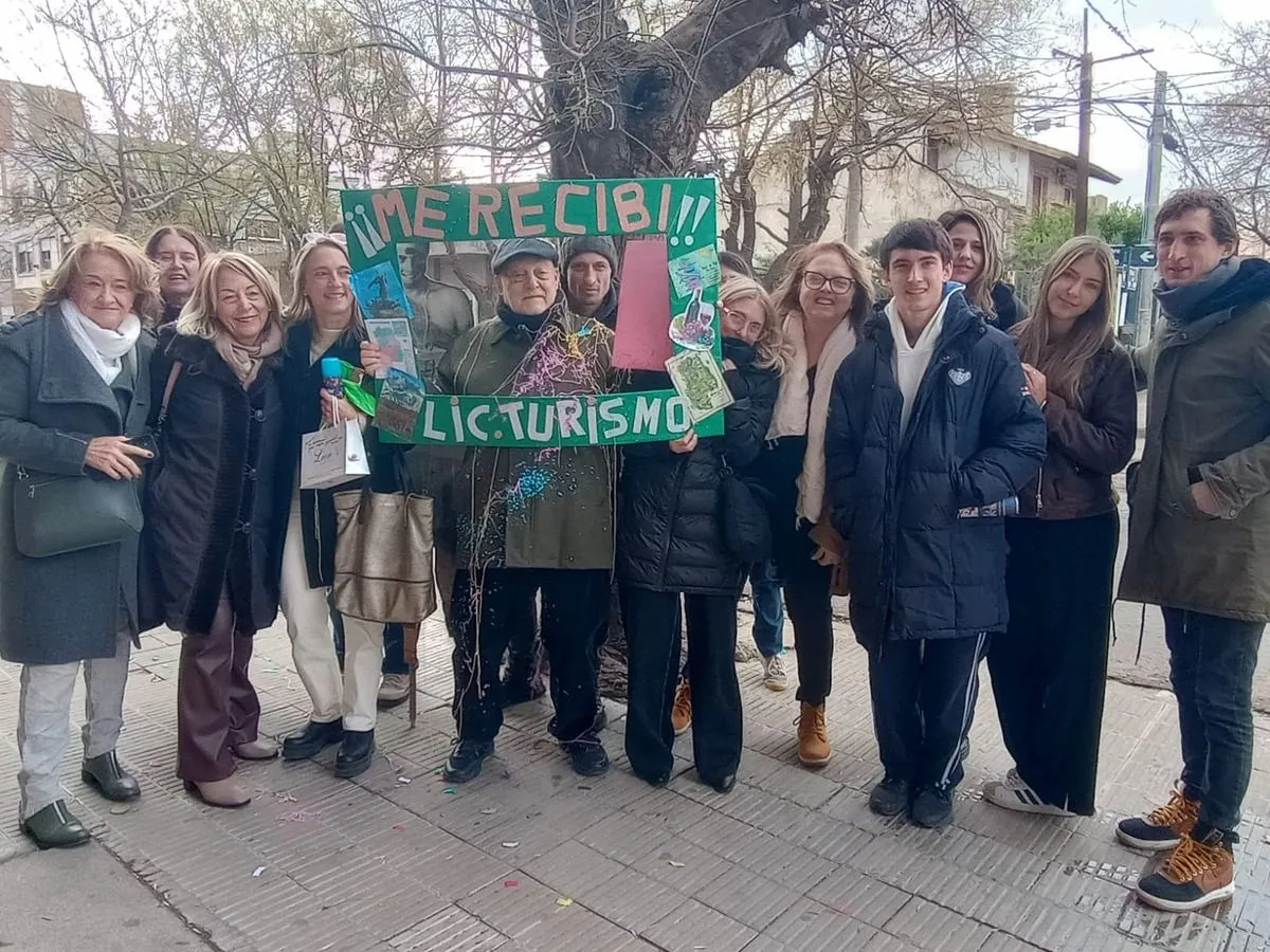 A los 82 años, un ingeniero  se recibió de licenciado en Turismo