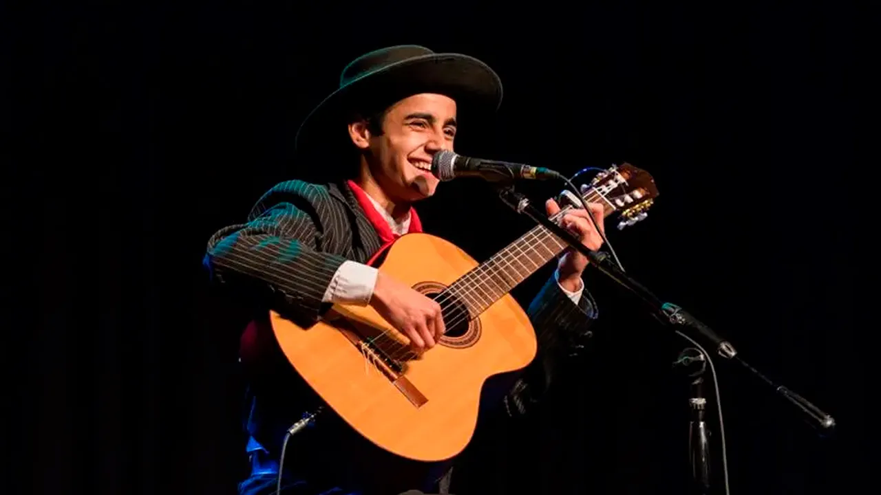 Maximiliano Salas, el joven payador neuquino que lleva la tradición a cada rincón del país