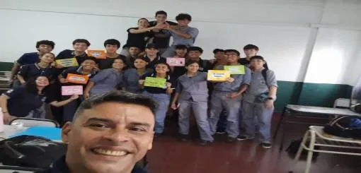 Alumnos de escuela técnica fabrican una aeronave Fácil MS