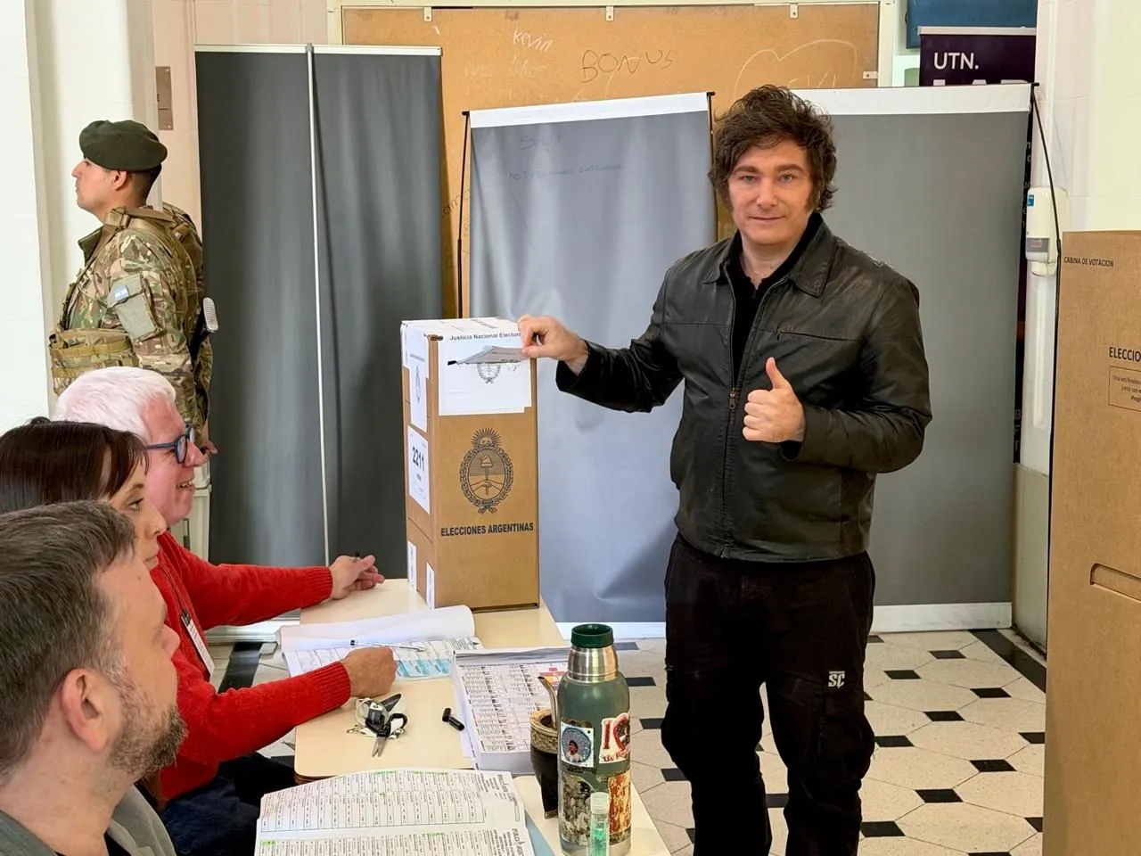 “Cumplí con mi deber cívico” posteó Javier Milei en redes sociales tras emitir su voto